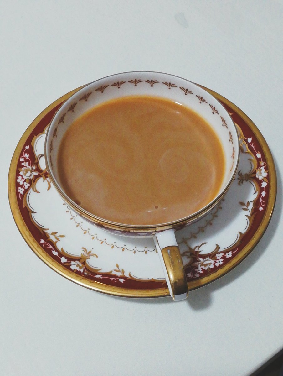 午後に飲む紅茶が癒やしなこの頃。
No15のミルクティーです。
# 木漏れ日のお茶会