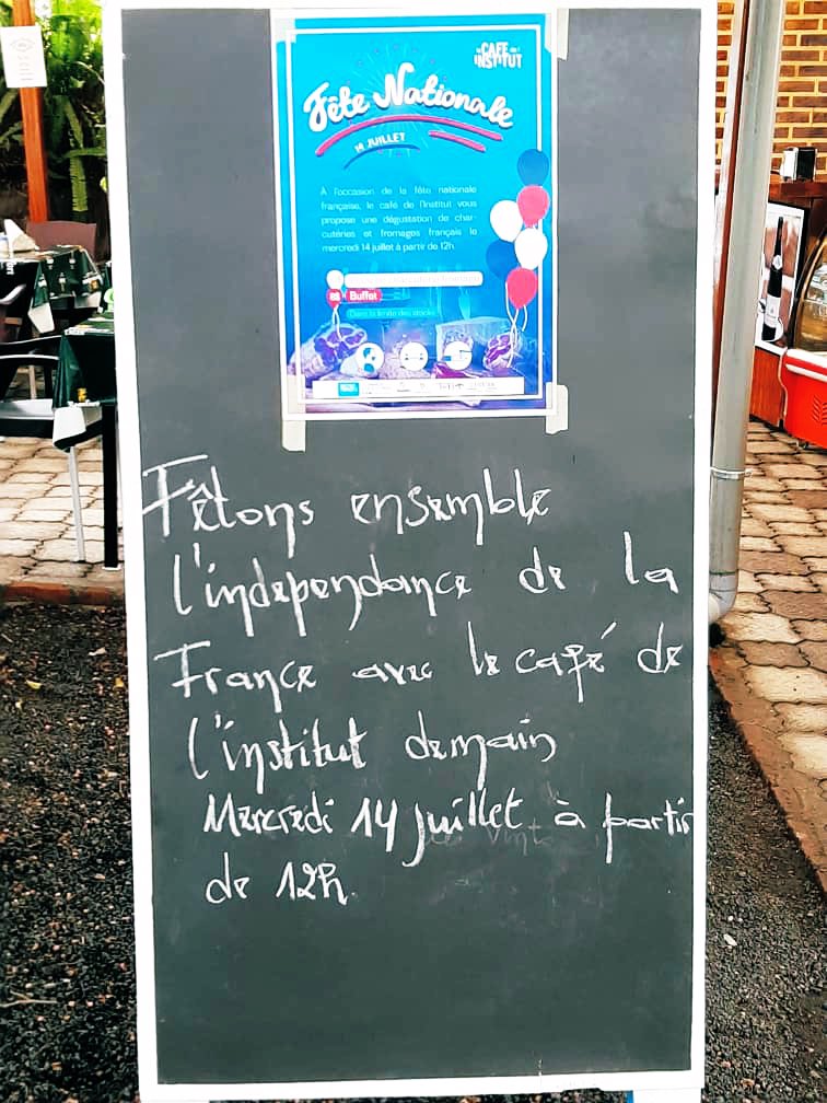 “Mais nous n’avons jamais été dépendants” répondons nous souvent à nos amis. Certes pas vis-a-vis d’un autre État. 

Mais nous l’avons été, tenus par l’arbitraire, enfermés dans un ordre établi, freinés dans notre soif de liberté, d’égalité et de fraternité. 
Joyeux #14Juillet