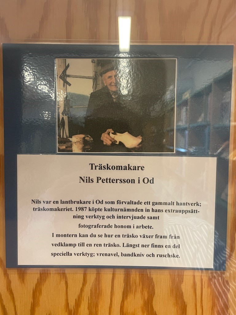 NiklasKrantz5's tweet photo. En träskomakare hyllas och uppmärksammas på biblioteket i Herrljunga.
#Träskor #Od #Herrljunga https://t.co/yxxGC2trzs