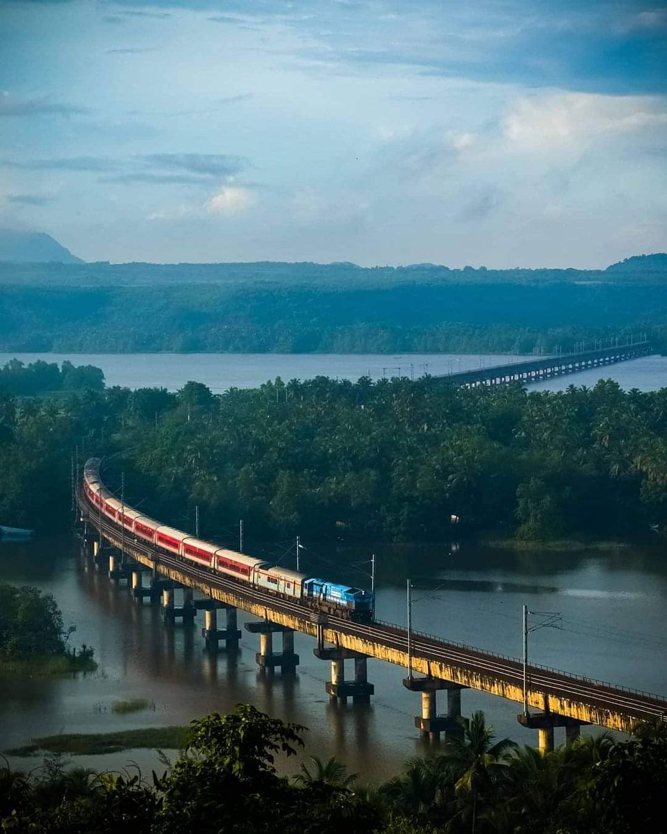 maha_tourism's tweet photo. In Maharashtra every turn is hiding a heart-soaring adventure!

This train ride is no exception.

Can you guess the route?
#MaharashtraMonsoon

Credit- trains.of.india (IG) https://t.co/CqAB8H4Sit