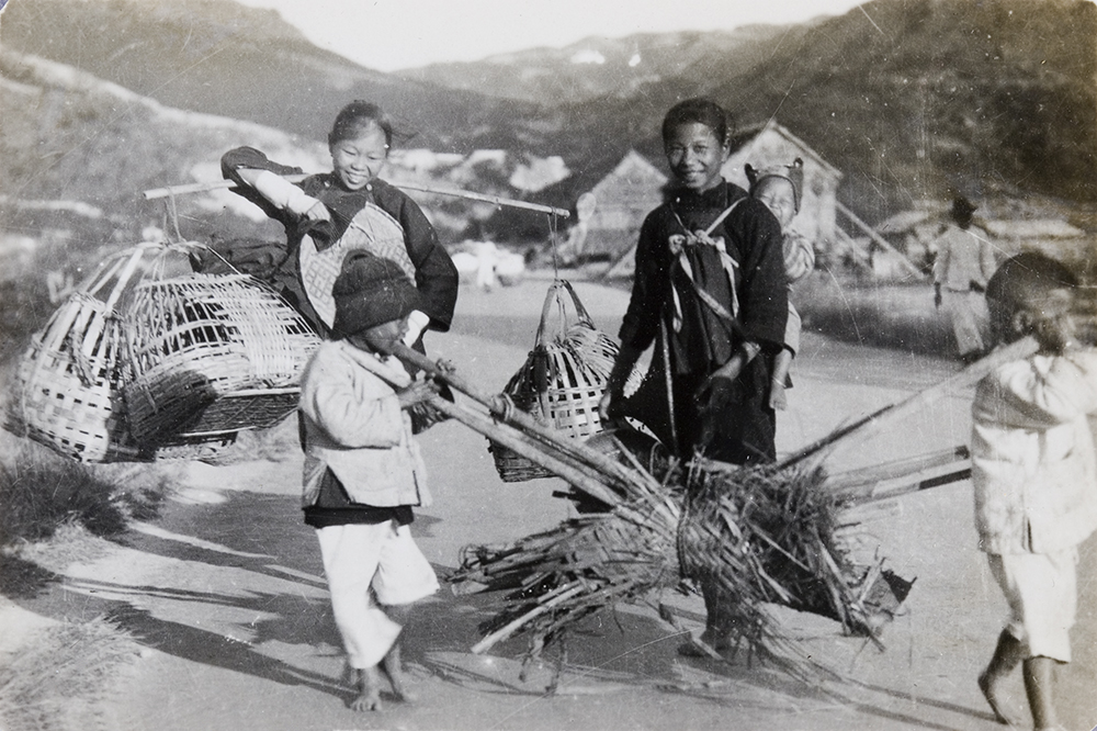 vischina's tweet photo. Women and children going to market, Hong Kong, 1933
Hagger, F. Collection
Historical Photographs of China
FH01-317
https://t.co/mtTURRNmRg
#oldhongkong #hongkong #hongkonghistory #chinesehistory #lifeinhongkong #farmlife #oldphotos #womeninhistory #childhoodhistory https://t.co/tdj05I7ewQ