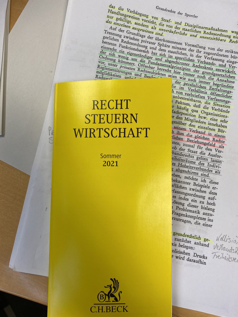 CF_178's tweet photo. Hey @CHBeckRecht, vom NachbarR übers PostR bis zum Gnadenwesen ist alles drin,nur habt ihr das SportR vergessen. Schade,da ihr aus diesem Rechtsgebiet echt gute Bücher verlegt...😉 #TeamSportrecht #HBSportstrafrecht #PraxisHB_Sportrecht #FormularbuchSportrecht (coming soon) https://t.co/146WWKg9wu