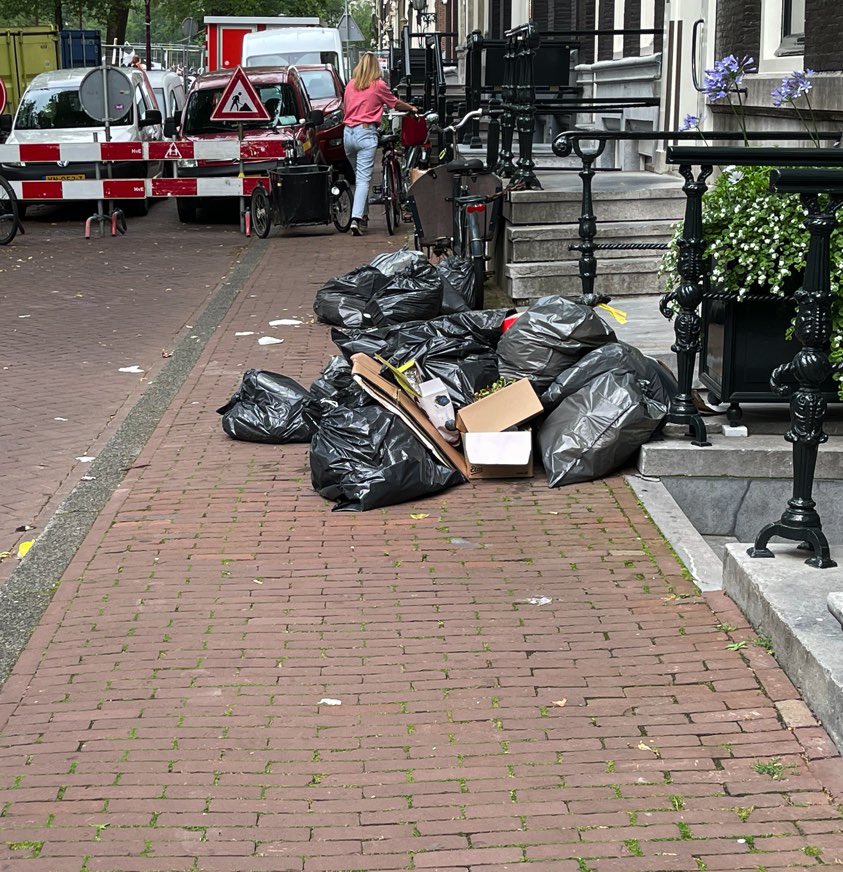 DirectPrep's tweet photo. @webcare020 De vuilnis is deze week niet opgehaald op de Keizersgracht tussen Wolvenstraat en Hartenstraat https://t.co/9948yXWTdt