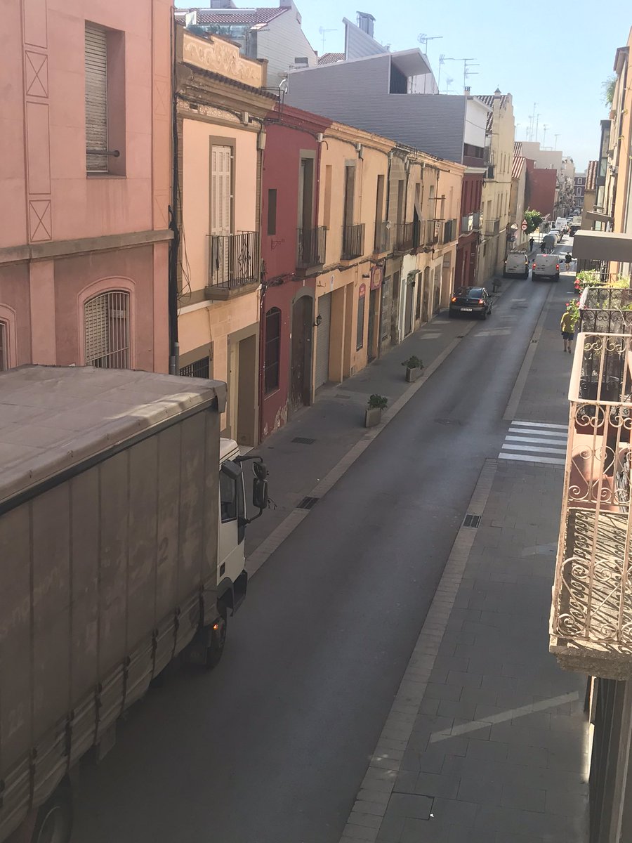 Sitamarta's tweet photo. Això és el que “gaudim” els veïns del c/Cuba des de que es va fer la gran pensada de reforma del carrer a plataforma única: Inseguretat com a vianants, soroll.  I ara, terrasses!!??? Ja en tenim prou!!!#stopterrassescuba @matarocat https://t.co/rId2oA5uQK