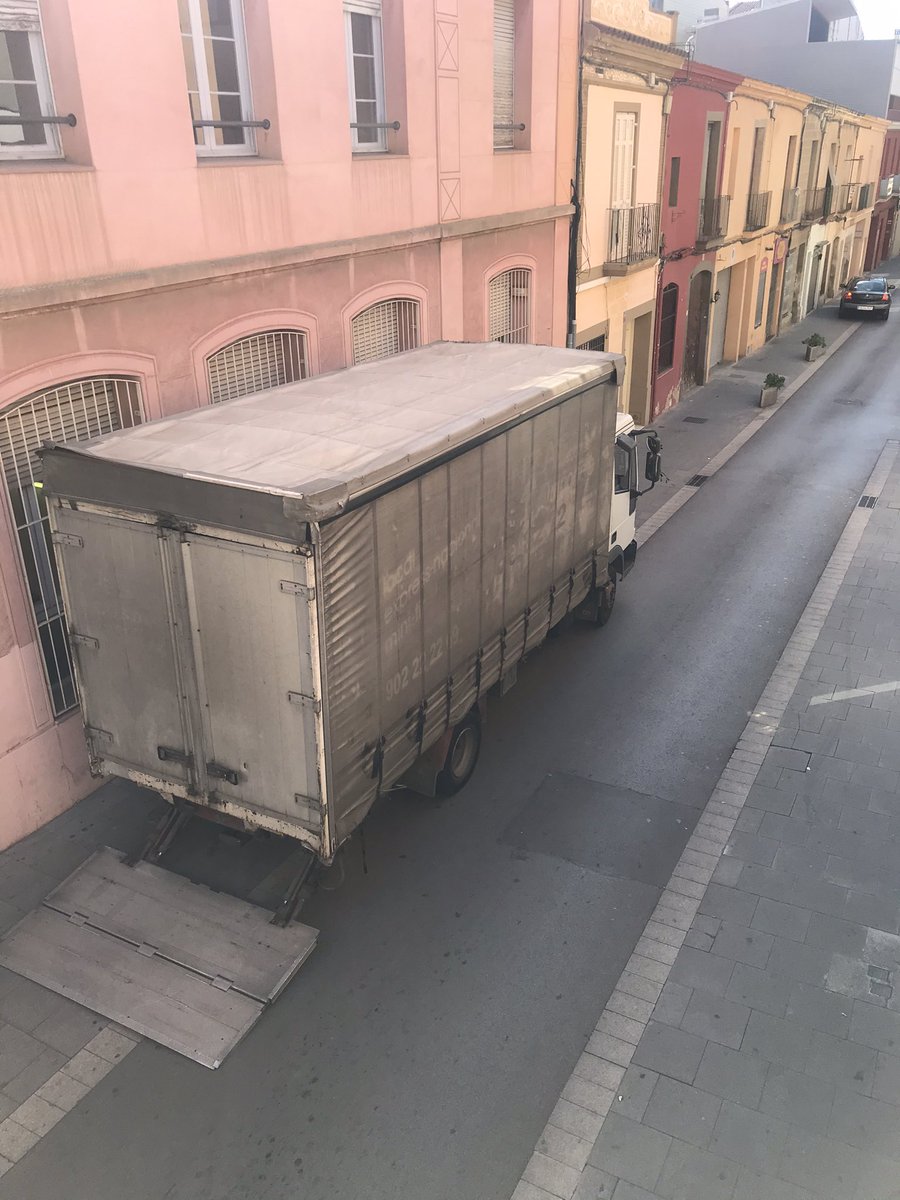 Sitamarta's tweet photo. Això és el que “gaudim” els veïns del c/Cuba des de que es va fer la gran pensada de reforma del carrer a plataforma única: Inseguretat com a vianants, soroll.  I ara, terrasses!!??? Ja en tenim prou!!!#stopterrassescuba @matarocat https://t.co/rId2oA5uQK