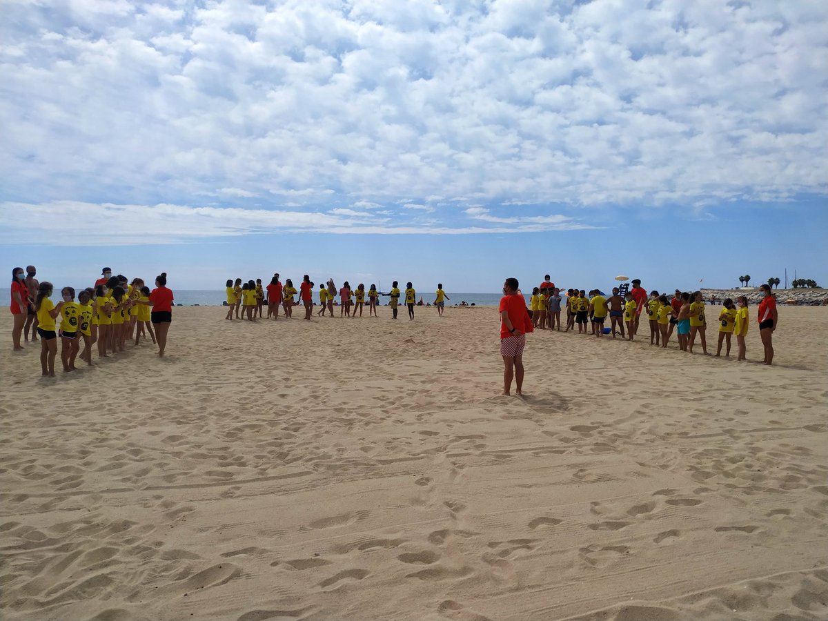 SalesiansMAT's tweet photo. #CasaletEP 🏊‍♂️ Els #mitjans van anar a la platja de Mataró a banyar-se, fer relleus i jugar al mocador. https://t.co/gUXmFE0zzG
