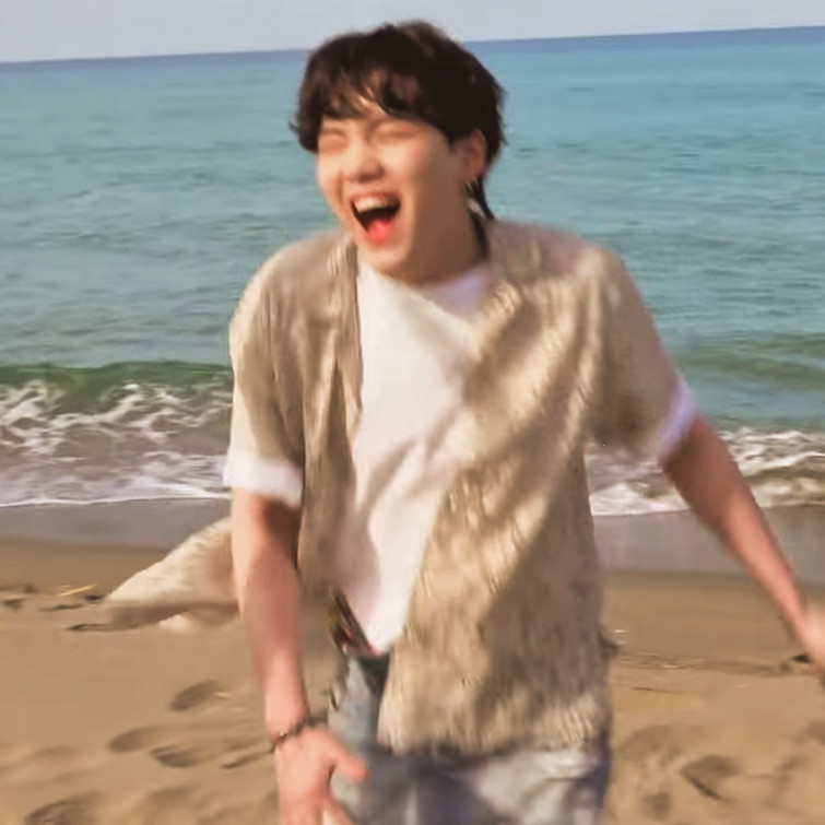 tufflufh's tweet photo. yoongi’s gummy smile ~ a thread to make you happy 😬 https://t.co/hL8de0btfl