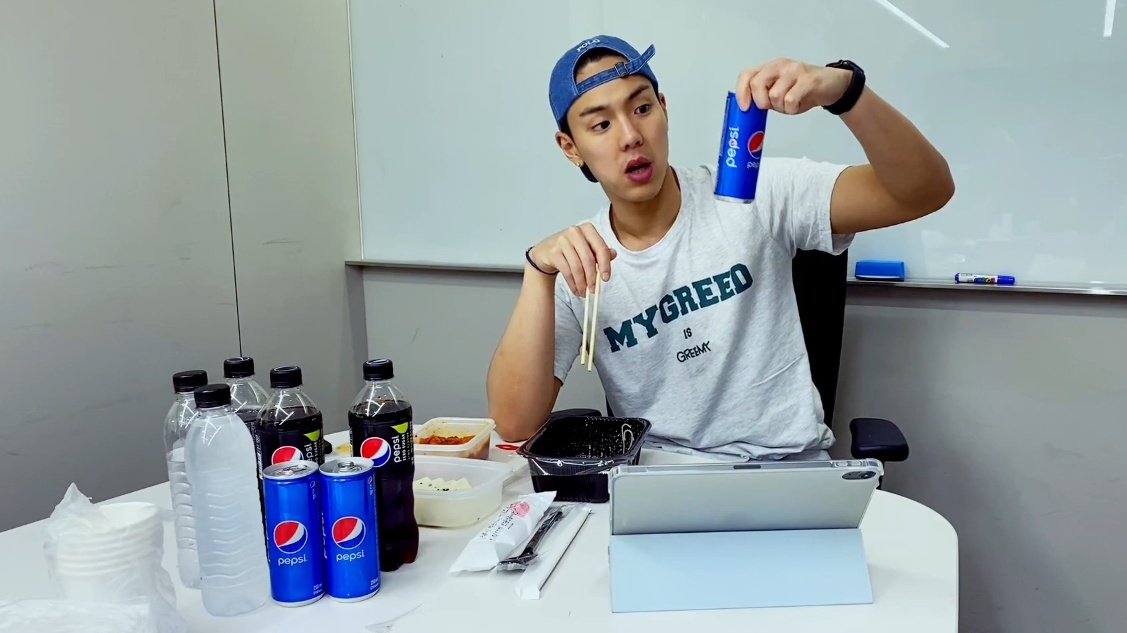 monbebe! i'm doing a mini mukbang on vapp since i missed eating with everyone. and we're also featuring pepsi 😉 perfect partner!

🖇️  vlive.tv/video/255889
