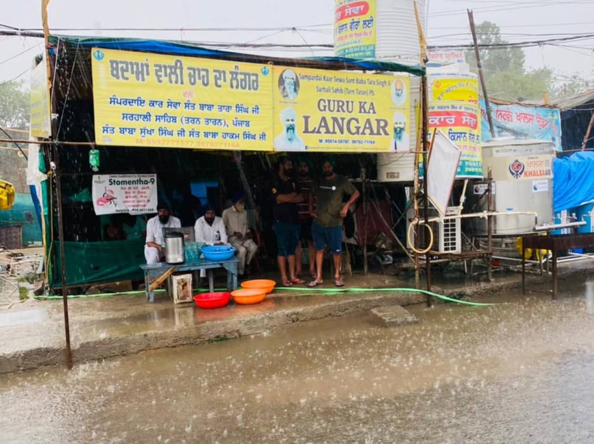 jasveermuktsar's tweet photo. Heavy rains in Singhu-Kundli border Delhi.
The difficulties facing the farmers in the ongoing struggle against the Modi government.

#FarmersProtest https://t.co/VsCbPZTLFo
