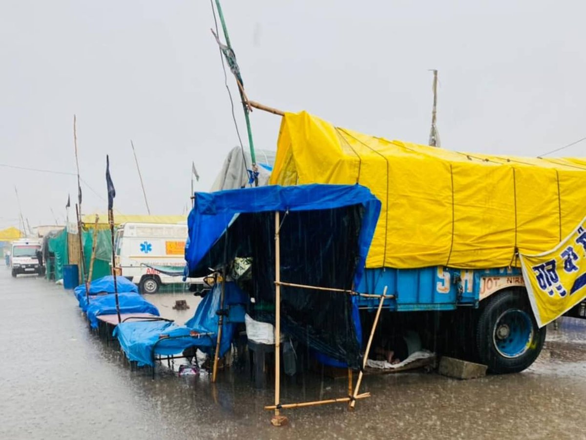 jasveermuktsar's tweet photo. Heavy rains in Singhu-Kundli border Delhi.
The difficulties facing the farmers in the ongoing struggle against the Modi government.

#FarmersProtest https://t.co/VsCbPZTLFo