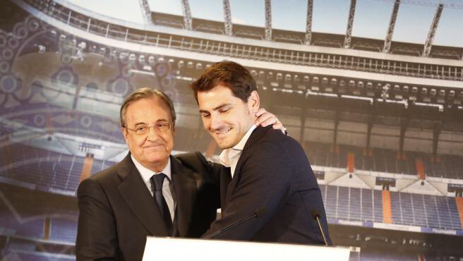 QTorresBalao's tweet photo. Me gusta saber que en todos estas fotos Florentino está pensado “puto gilipollas”. https://t.co/tBnvJqCywp