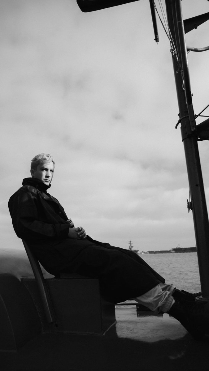 YELL0WDASHES's tweet photo. this looks like a movie poster about a man who's been alone on the sea for 2 years https://t.co/59fbni9kd0