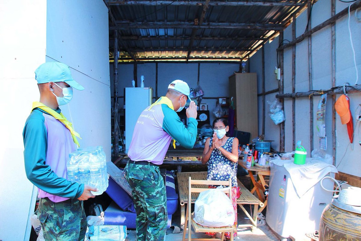 2idpr's tweet photo. ร.2 รอ. ลงพื้นที่พบปะและให้กำลังใจประชาชนในพื้นที่ พร้อมมอบถุงกำลังใจสิ่งของอุปโภคบริโภค และหน้ากากอนามัย จำนวน 10 ชุด ให้กับประชาชนผู้ยากไร้และผู้สูงอายุ ในพื้นที่ชุมชนรอบค่ายจักรพงษ์ ต.ดงพระราม อ.เมือง จ.ปราจีนบุรี https://t.co/CIFEE5qym7