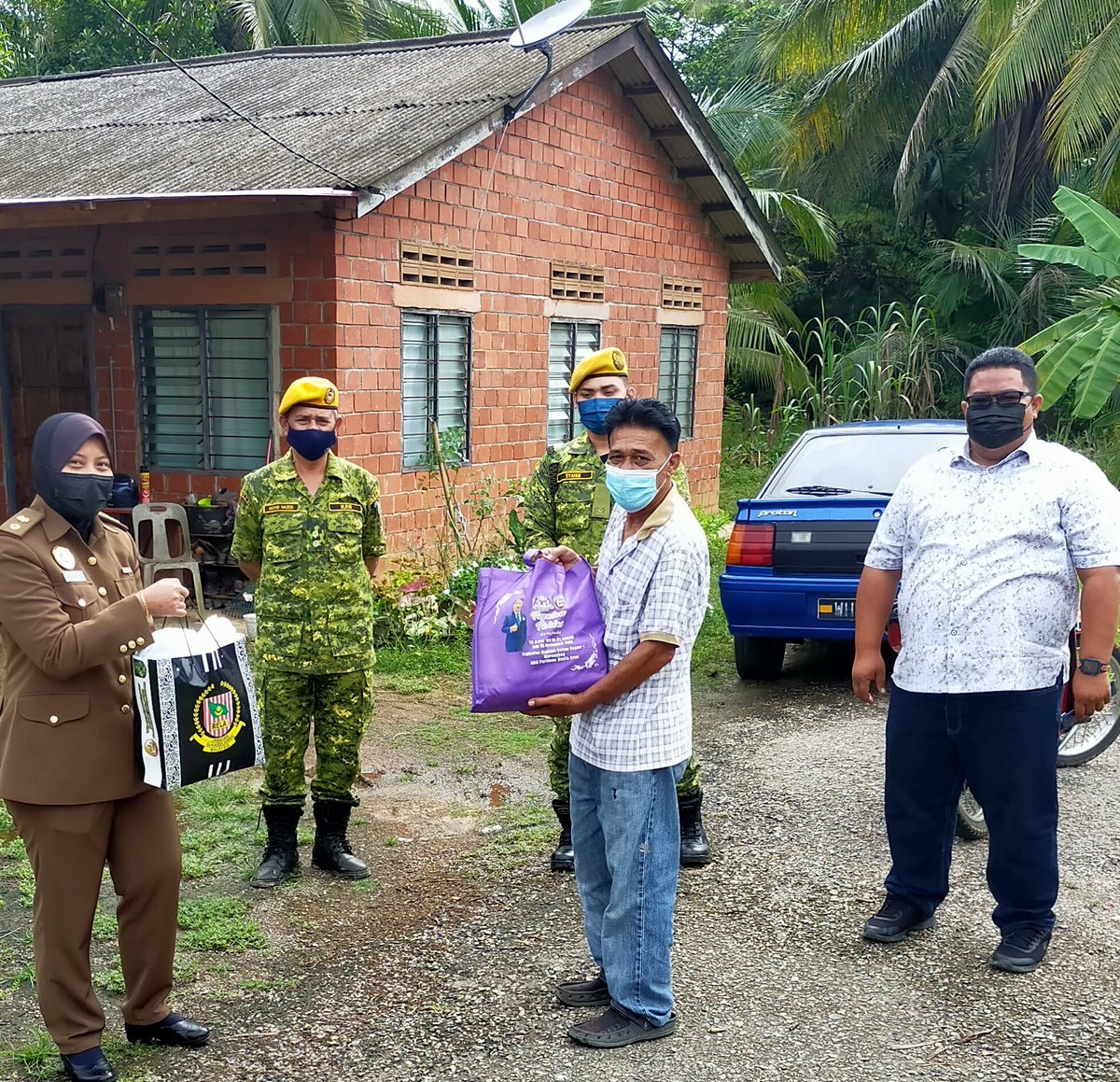 Rumpun Makmur, 14/7/21 - Plaksanaan OP BANTU RELA TEMERLOH bsama wakil Parlimen Kuala Krau, En Bob, mengagihkn bakul mknn bg ind. tkesan Covid19 
#OPBANTU
#KUALAKRAU
#SEDIAMEMBANTU
#SETIABERBAKTI 
<a href="/relamalaysia/">relamalaysia</a> <a href="/relapahang/">RELA Negeri Pahang</a> <a href="/IsmailSaid087/">DS Dr. Ismail Mohamed Said</a> <a href="/yahyakgc/">Yahya Sulaiman</a> <a href="/abdaziz_sidi/">aziz</a>  <a href="/PrdTemerloh/">PRD Temerloh</a>