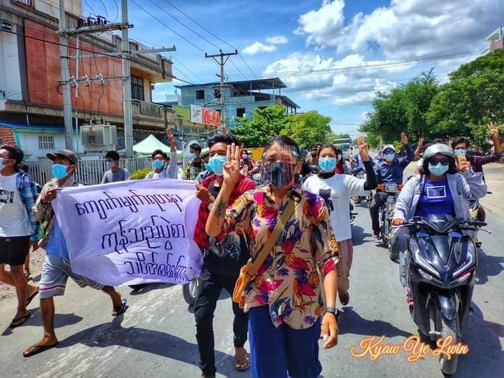 IrrawaddyNews's tweet photo. Gem merchants and brokers from #Mandalay took to the streets against the military regime on Wednesday, despite the heavy presence of security forces. (Photo: CJ) 

#WhatsHappeningInMyanmar https://t.co/8dlKAWOp2E