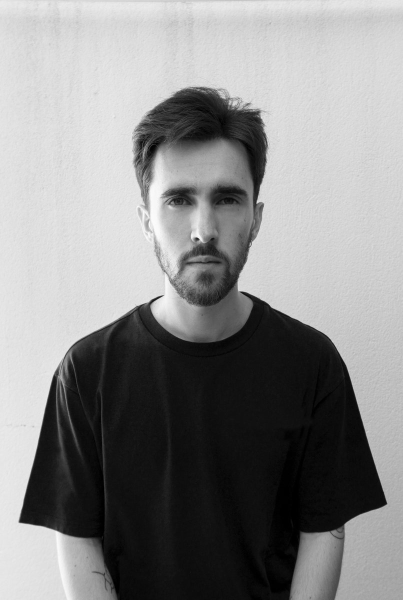 Participantes en SALONBRANDNEW.com:

ENRIQUE RES (Málaga, 1997). @kike.res

Título: “Sal por repetición”.
Fecha de creación: 2021.
Materiales: Sal, acero y monitor LCD
Duración: 4’ 51”