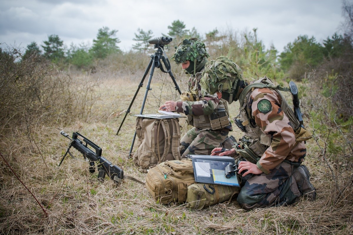 armeedeTerre's tweet image. ➡️ Le #1RA a pour mission d’appuyer les forces terrestres avec des capacités uniques tout en garantissant l’interopérabilité avec les artilleurs alliés.

➡️ Le #3RAMa est le régiment d’appui-feux assurant la délivrance des tirs d’artillerie sol-sol et la défense contre-avions.