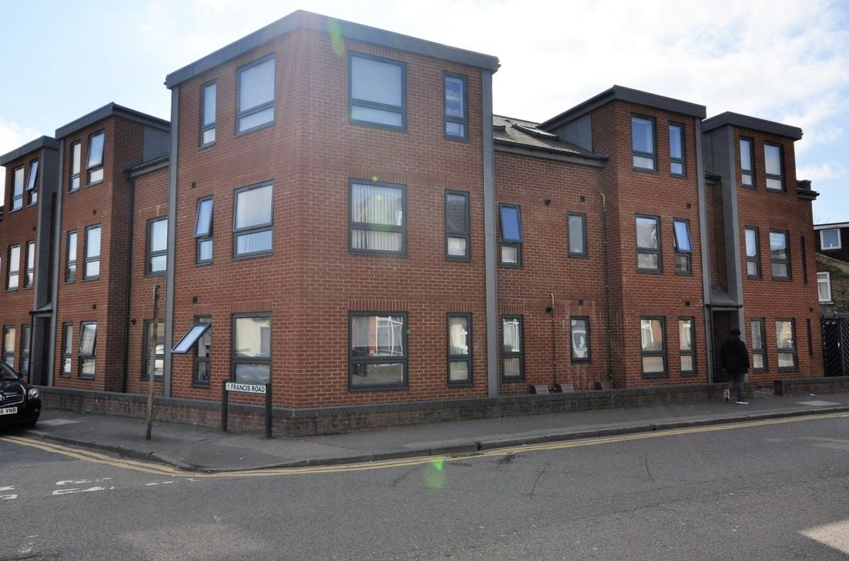 HCEstateAgents's tweet photo. ** GROUND FLOOR APARTMENT - SECURITY ENTRANCE - ENTRANCE HALL - LIVING ROOM - MODERN KITCHEN - DOUBLE BEDROOM - BATHROOM - COMMUNAL OUTDOOR SPACE INCLUDING BIKE STORE - TOWN CENTRE LOCATION - VIDEO TOUR AVAILABLE ** https://t.co/cscVWxwdyF