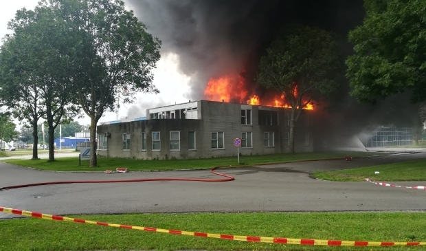 Grote brand bij Variass Electronics in Veendam