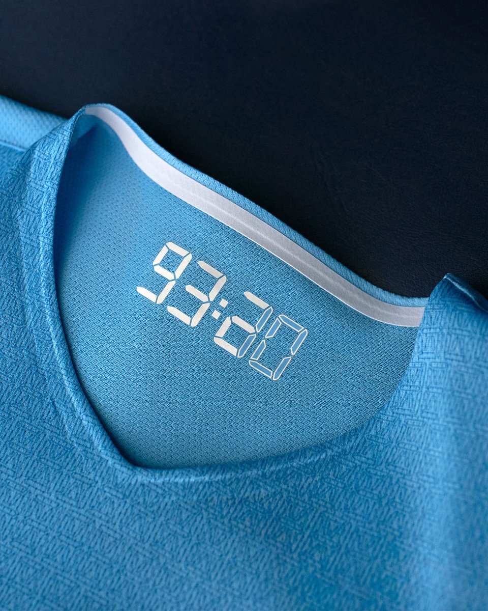 ActuFoot_'s tweet photo. Le nouveau maillot de Manchester City affiche "93:20" à l'intérieur du maillot en hommage au mythique but d’Agüero, offrant le titre aux Citizens il y a 9 ans. https://t.co/87noqVyLF0