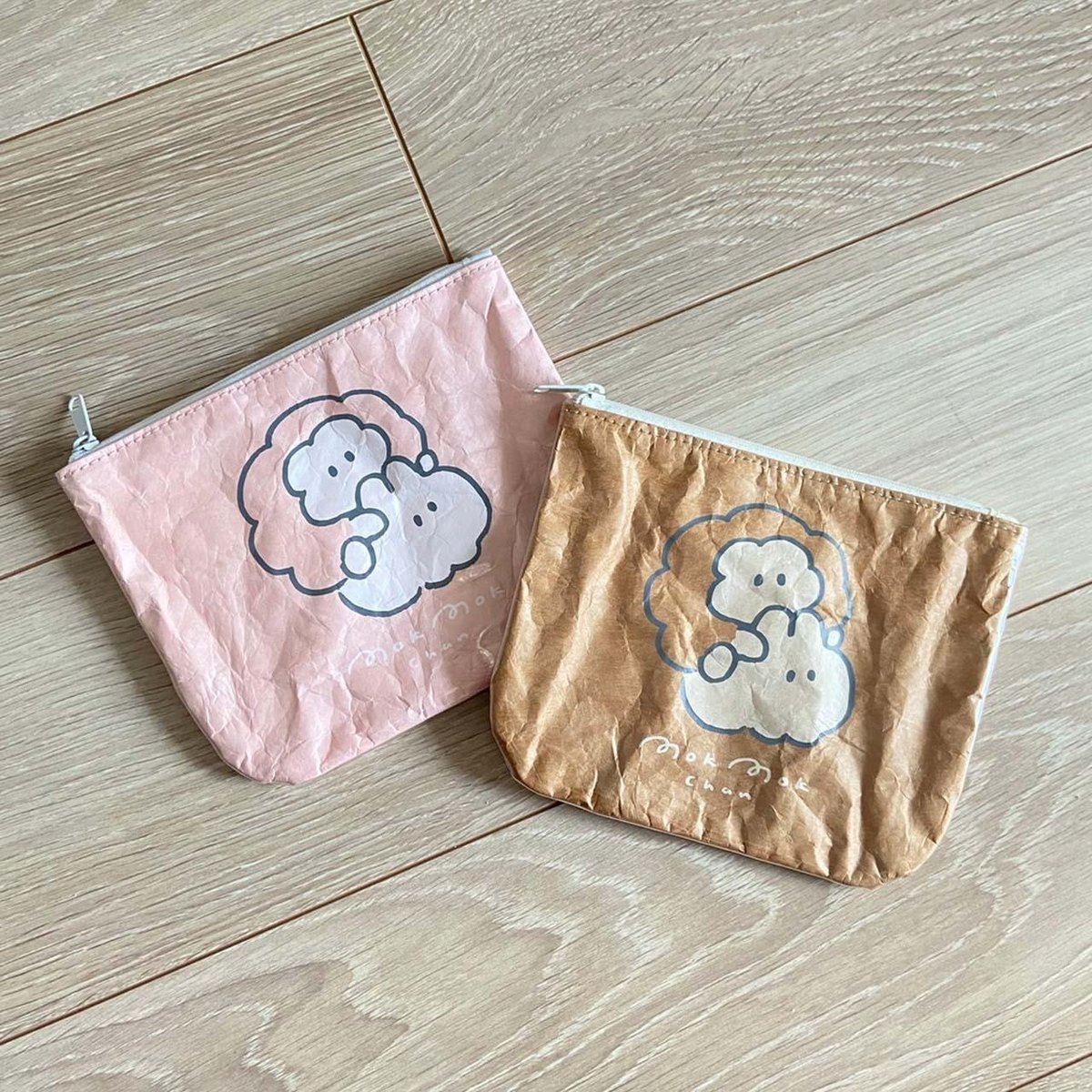 マルイノアニメ على تويتر マルイのネット通販 もくもくちゃんshop Popupでも大好評のポーチが発売開始です 夏らしいカラフルなクリアポーチは持つだけで気分がウキウキ 個性的でレトロな風合いのタイベックポーチは鞄に入れるだけでオシャレ度up間違いなし