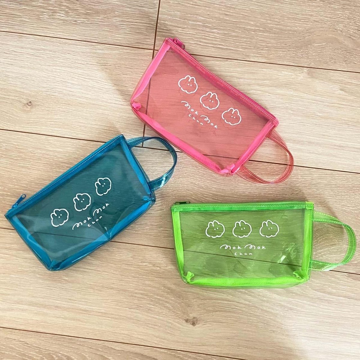 マルイノアニメ على تويتر マルイのネット通販 もくもくちゃんshop Popupでも大好評のポーチが発売開始です 夏らしいカラフルなクリアポーチは持つだけで気分がウキウキ 個性的でレトロな風合いのタイベックポーチは鞄に入れるだけでオシャレ度up間違いなし