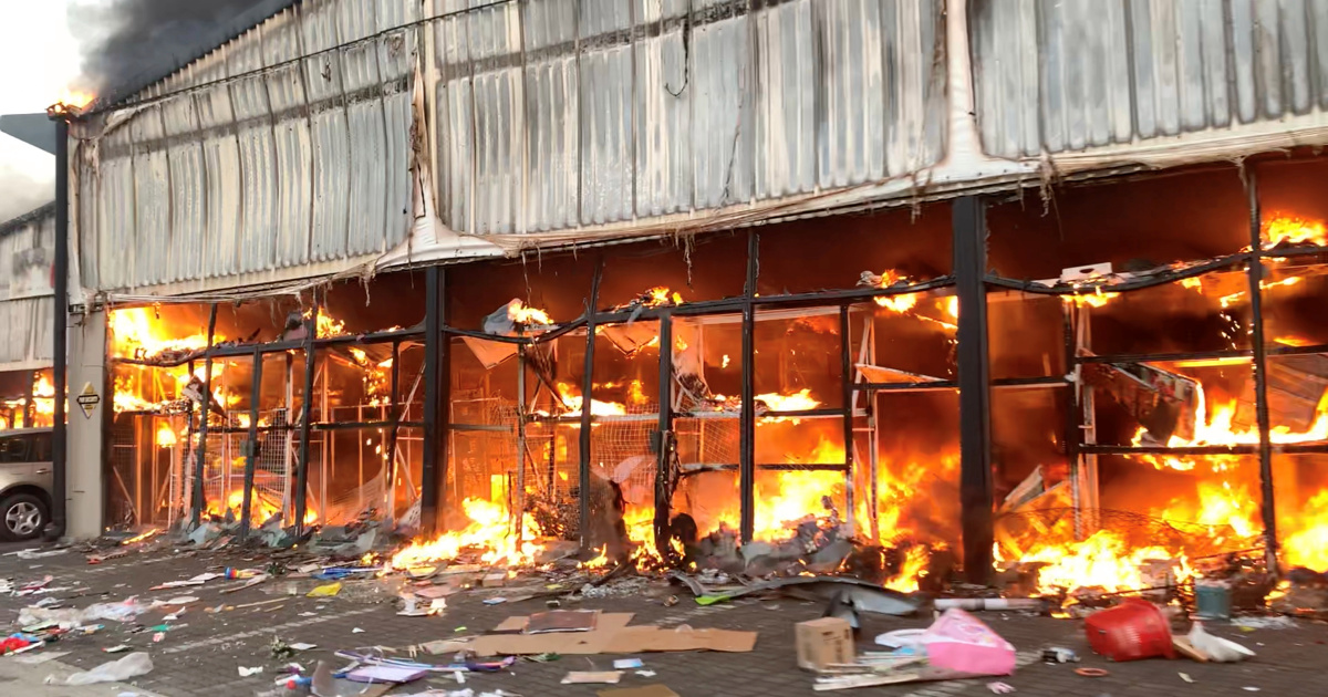 Police say overnight violence in South Africa spread to two more provinces, Mpumalanga, just east of Gauteng, and Northern Cape.

🔴 Follow our LIVE updates on South Africa's latest unrest: aje.io/cqp5vw
