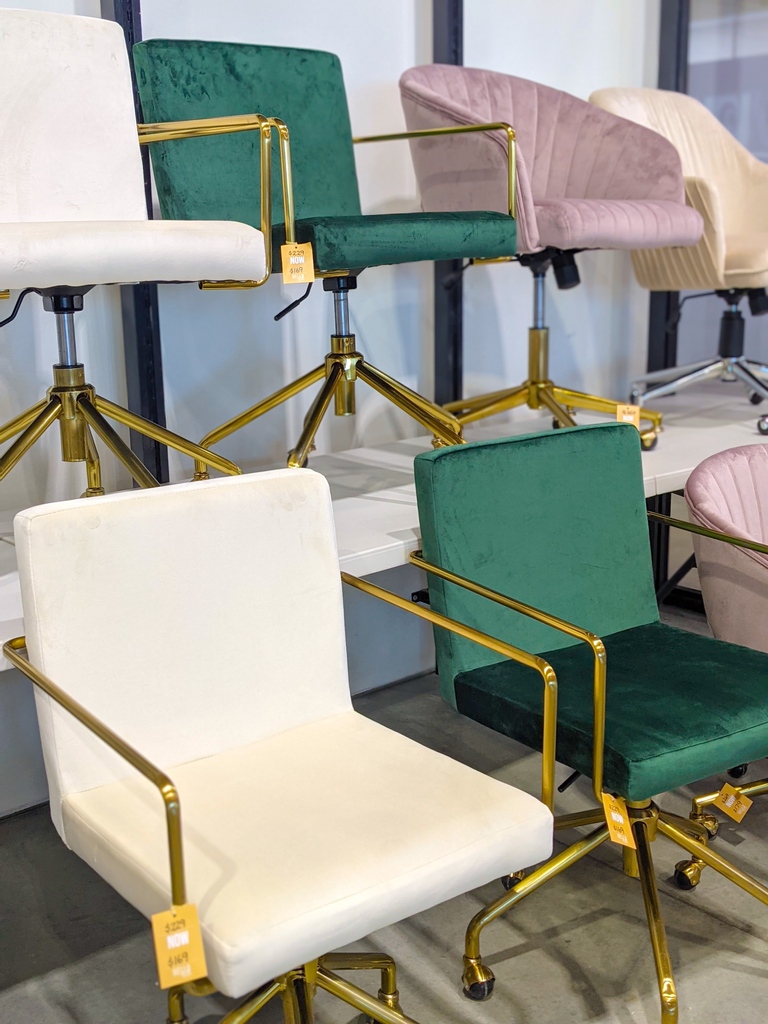 BrandSmartAU's tweet photo. Hello Hunter is now open at Brand Smart! Shop discounted current season furniture from online brands you know and love. 

Up to 50% Off: Rugs, Mirrors, Office Furniture, Kitchen Wall Art, Lounges, Sofas, Beds, Lighting, Homewares, Outdoor Furniture and more! https://t.co/T7GerY7t8f