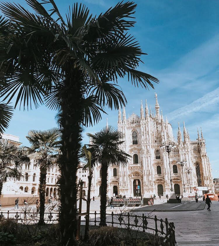 ☀️Il #DuomodiMilano, il simbolo per eccellenza della nostra amata città! Costruito in stile gotico, dai resti archeologici dell'antica Chiesa di Santa Maria Maggiore e di Santa Tecla.
---
bit.ly/3hfZNGI
📷: @mallvalentina