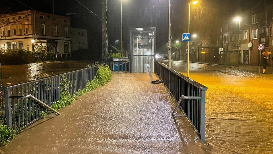 Gigaplex1's tweet photo. Das ist eine Bahnhofstation in Hagen-Hohenlimburg.

Schlimme Bilder aus meiner alten Heimatstadt #Hagen https://t.co/Sk33UK35uY