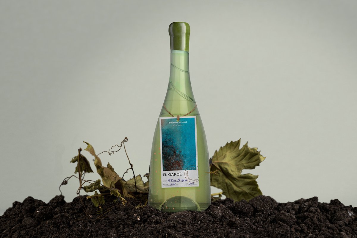 ElisavaPack's tweet photo. 🥈Segundo premio del #Concurso de #Diseño y Creación en Vidrio @VeralliaE  para el proyecto de nuestras alumnas Clara Vendrell y Nagore Celada, inspirado en los terrenos volcánicos y áridos de la Isla de El Hierro.👏👏 @ElisavaBCN 
👉https://t.co/ZN4ETKTqOe
#winepackaging #design https://t.co/wUmx6Ttvq2