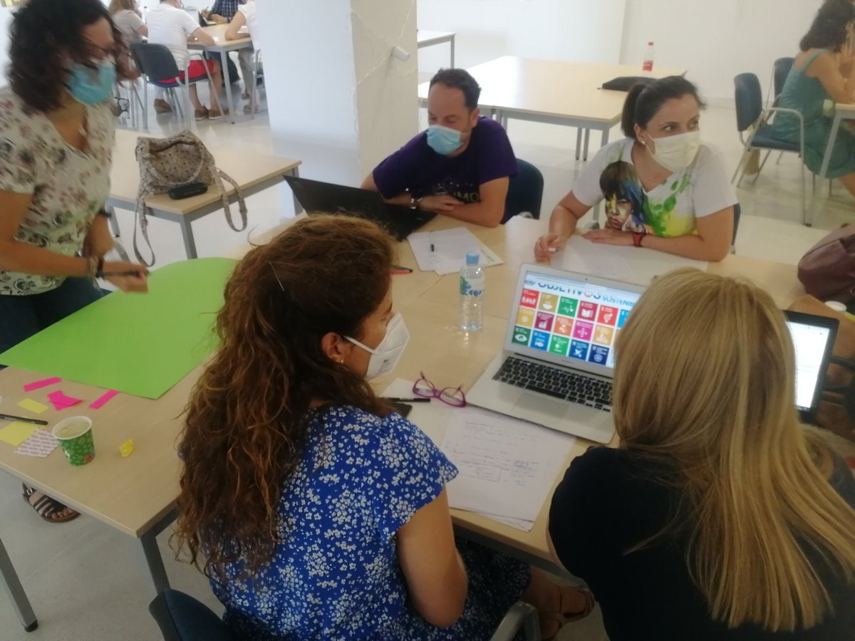 ProfesorGAD's tweet image. Día 3: ¿serías capaz de diseñas una dinámica innovadora en 2 horas para trabajar los ODS en tu aula de emprendimiento? Los alumn@s del curso de #emprendimiento en @cepalmeria están seguros de que SI 💪 @EducaAnd @FPAndaluza @Reto_Lab #emprenderesmisuperpoder