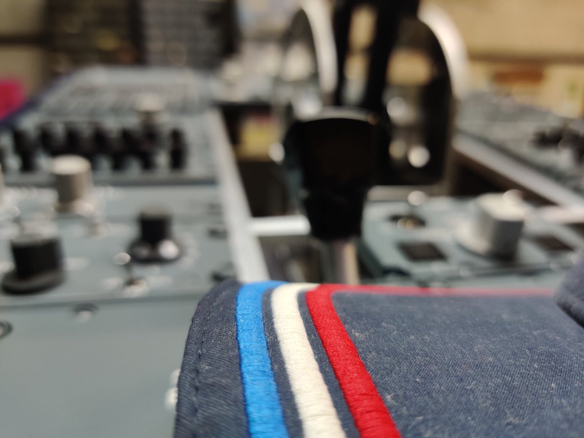 jl_a320's tweet photo. Notre home cockpit se pare de 🟦⬜🟥 aujourd'hui à l'occasion du #14Juillet 
Nous avons une pensée spéciale pour nos forces armées en cette journée de Fête Nationale que la @PAFofficiel représente si bien ! 🇨🇵 https://t.co/rgHg1Z9jQC