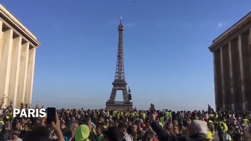 1amgme's tweet image. The Yellow Vests are back ! 👊👊  Vive La Revolution ✊✊#GiletsJaunes (old pictures)