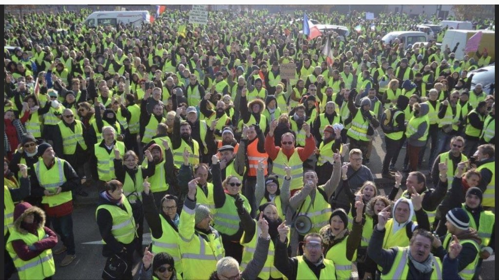 1amgme's tweet image. The Yellow Vests are back ! 👊👊  Vive La Revolution ✊✊#GiletsJaunes (old pictures)