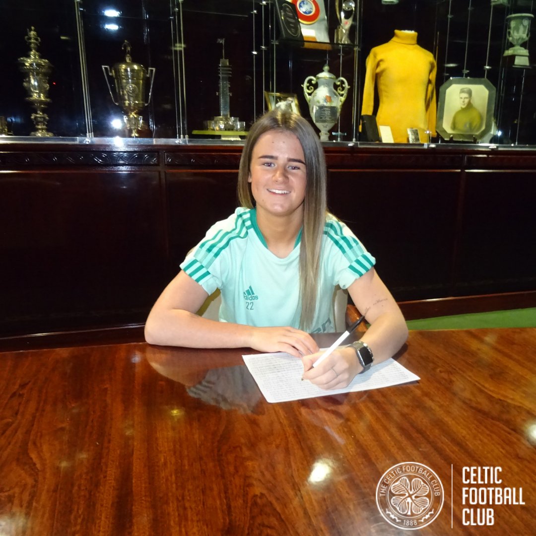 CelticFCWomen's tweet photo. ✍️ From 2010 to 2023, Wee Warrior @chloewarringtxn has signed her first professional contract with the Hoops!🌟

#OneOfOurOwn #Homegrown https://t.co/pFQS1ltRgW
