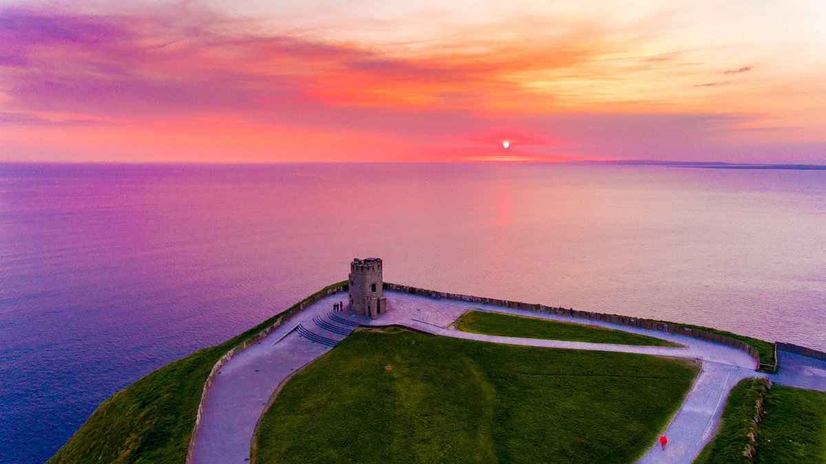 ✨Happy Humpday... here's a morning view to get lost in.. 💛🌅💙 ✨So many beautiful destinations to visit including one of our faves the Cliffs of Moher ❤️ Learn more about our tours here 👉 bit.ly/35zgA1L or DM us for more info.😊
📍 County Clare
Image by @eoinderham