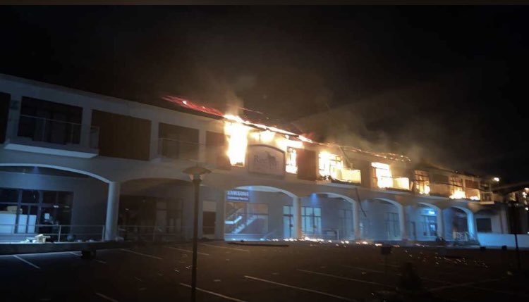 BayandaGumede's tweet photo. Dialysis Practice set alight in Durban last night with infrastructure worth millions.💔 Kidney failure patients depend on Dialysis to survive. Nurses, Dieticians and Clinicians working there jobless😭.
#FamilyMeeting
#durbanisburning 
#SouthAfricaIsBurning https://t.co/4GYu7sz9ms
