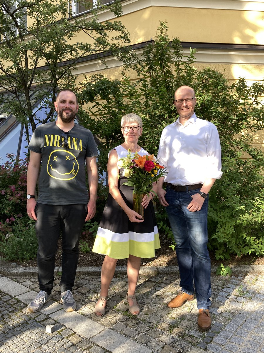 hfph_muc's tweet photo. Wir bedanken uns herzlich bei Christoph Sachs (9 Jahre Pressearbeit), Huberta Hein (12 Jahre Prüfungssekretariat ) &amp; @afilipovic (seit 2013 Lehrstuhl für Medienethik &amp; Professor für Philosophiegeschichte) für die gemeinsame Zeit und wünschen alles Gute! 🍀👋 https://t.co/WAbzqY0lzq