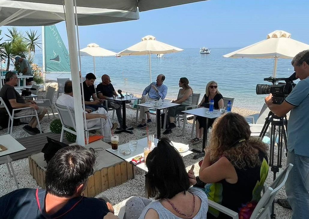 mera25_gr's tweet photo. 🔴Συνάντηση με εθελοντές της συλλογικότητας #SaveCoast στην παραλία Βραχνέικων στην #Πάτρα είχε νωρίτερα ο Γραμματέας ΜέΡΑ25 @yanisvaroufakis όπου ενημερώθηκε για ζητήματα προστασίας περιβάλλοντος των ακτών, ειδικά σήμερα που παραδίδονται στο #ΤΑΥΠΕΔ για ανεξέλεγκτη "ανάπτυξη". https://t.co/N6tDDvQmCz