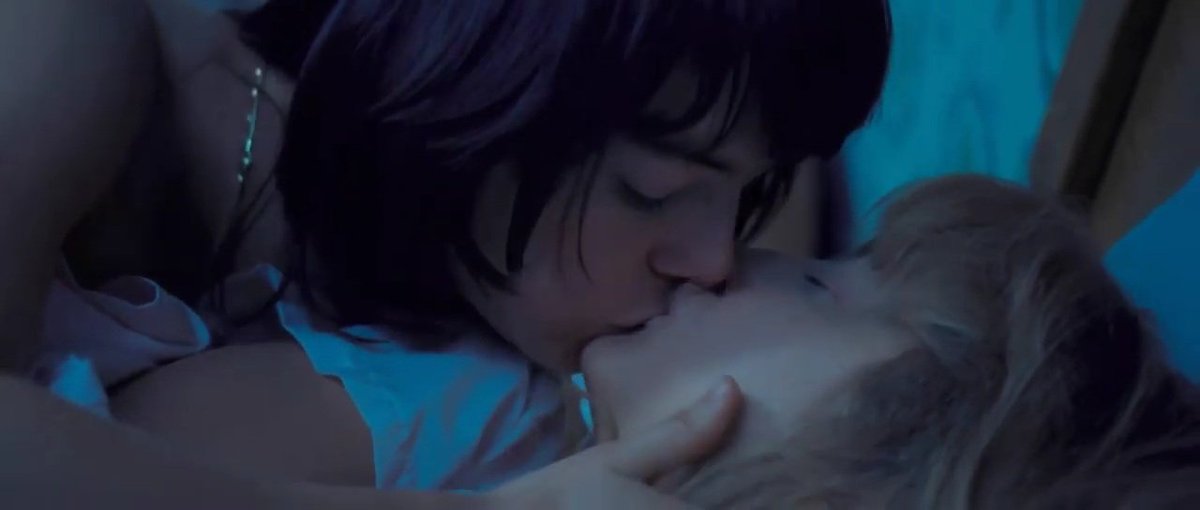 that one time emma stone kissed a woman? pic.twitter.com/pMp8HN7QZP. 