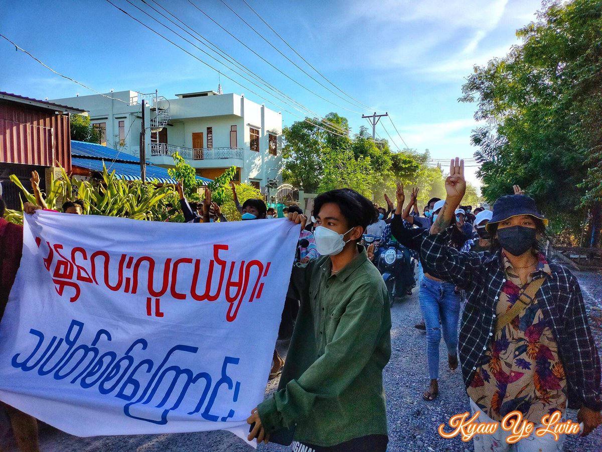 skktz's tweet photo. Despite tight security, youths from Mandalay staged protest against military dictatorship on July 14. #MyanmarNeedsO2 #WhatsHappeningInMyanmar #July14Coup https://t.co/4QfkSgF0Xq