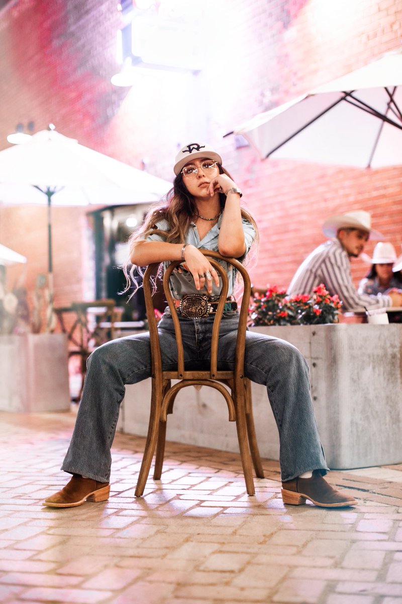 nayyyyyyomi's tweet photo. Cuban heels and Hawaiian shirts ⚡️ https://t.co/SHXzJyxTTE