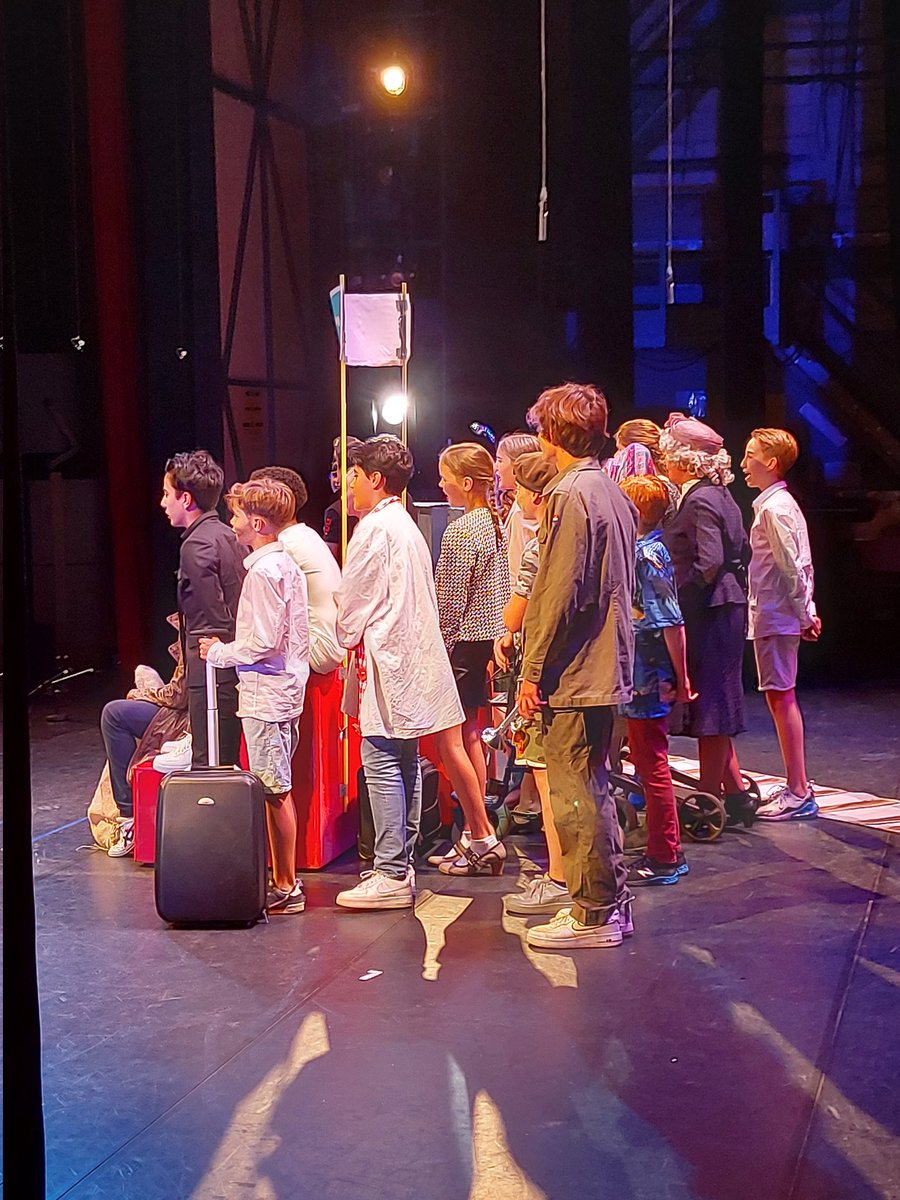 ingedleeuw's tweet image. De eerste klas staat op het podium. Het blijft toch altijd een kippenvel momentje :) #schoolverlaters #eindmusical #groep8 #trots @Nicolaasschool3