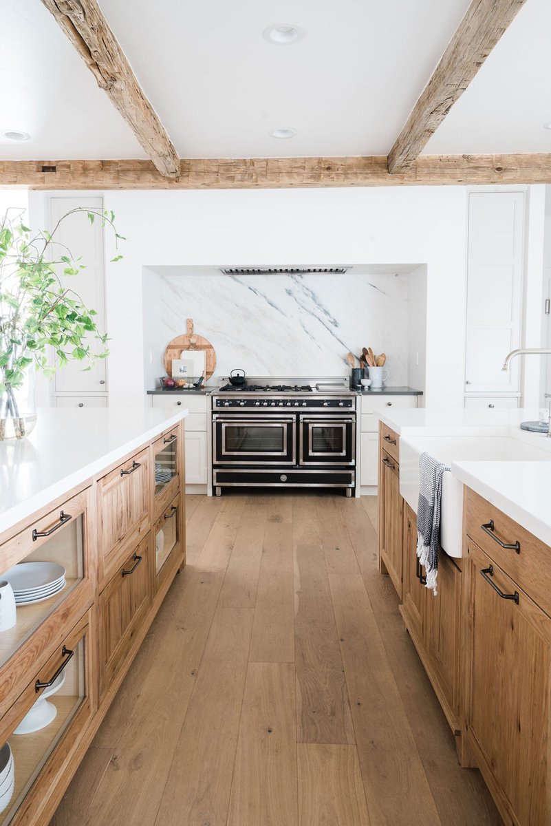 FactoryMidwest's tweet image. Needing inspiration? Check out this gorgeous kitchen featuring white Quartz countertops sitting atop timeless natural wood cabinets. Tied together with a stunning marble backsplash display wall! ❤️👌
