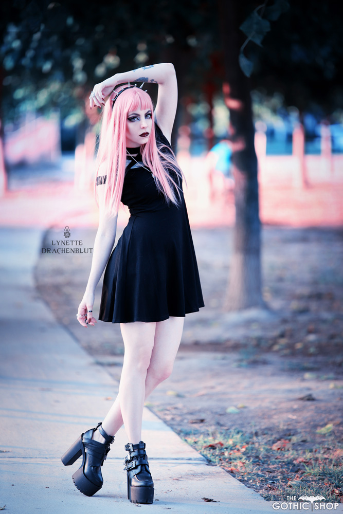 thegothicshop's tweet photo. Model: #LynetteDrachenblut
Photography: #Moonspells
Odelle Dress: https://t.co/QURtz8eJJl https://t.co/oyaemytnzk