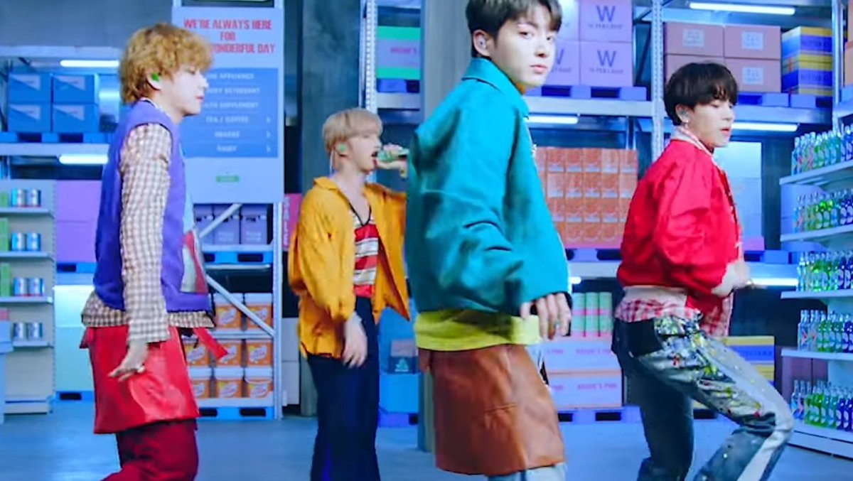 vminiesnfriends's tweet image. just vmin checking each other out in &apos;Butter&apos;... 👀

#FNSでBTS #Jimin #Taehyung