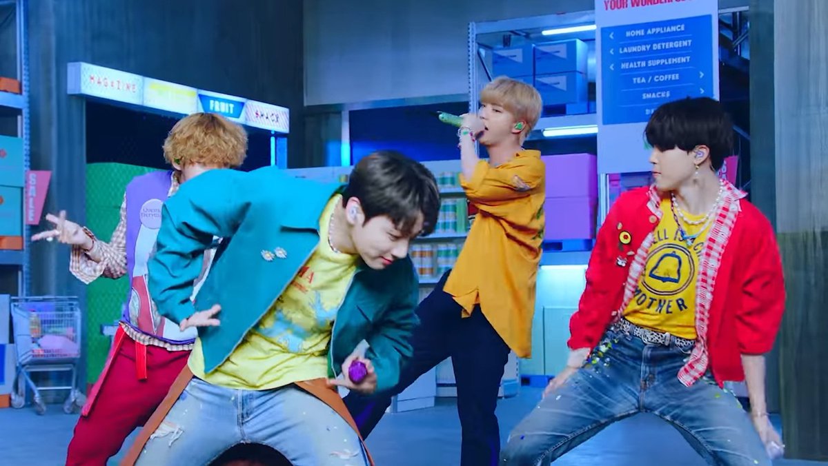 vminiesnfriends's tweet image. just vmin checking each other out in &apos;Butter&apos;... 👀

#FNSでBTS #Jimin #Taehyung