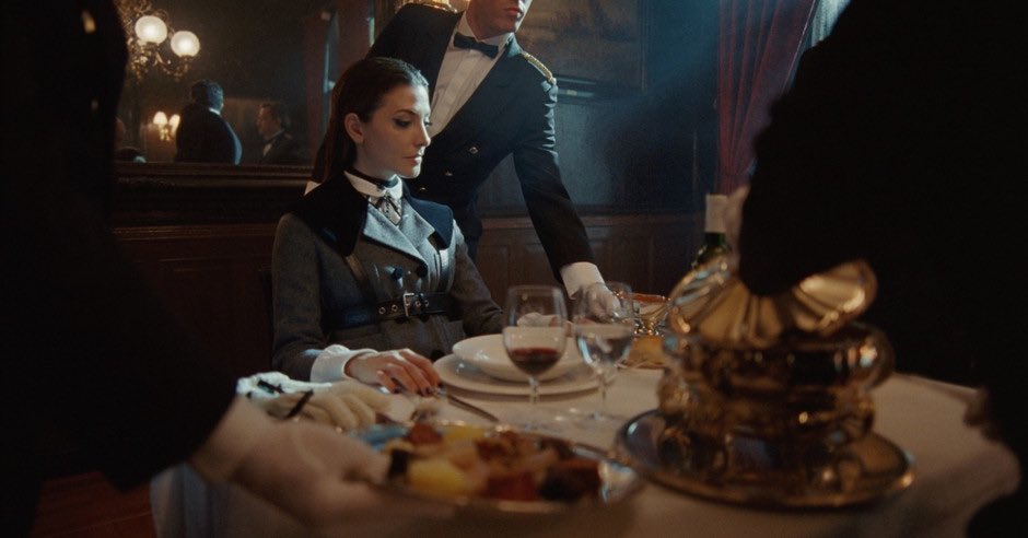 Despierta Madrid, arde el cielo, vuelve el gin tonic. La vida se abre camino, estalla la gastronomía y ni un escaño libre en el congreso de las terrazas.

Cómo me he divertido escribiendo esto: traveler.es/experiencias/a…