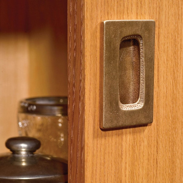 SDSLondon's tweet image. The tab cabinet pull by @rockymountainhardware shown here in silicon bronze medium patina is stunning!
.
.
#rockymountainhardware #flushpull #cabientpull #slidingcabinet #bronze